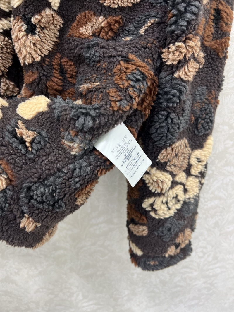 l0vis Vvtt0n outwear